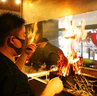 豪快な炎で仕上げる当店名物の【藁焼き料理】