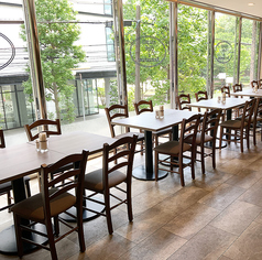 大きな窓のある明るい店内、外を眺めながらゆっくり過ごせる窓側のお席が人気です！