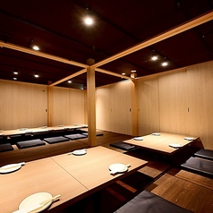【21～30名様/完全個室（掘りごたつ）】個室宴会や中規模宴会に最適な空間をご用意。喫煙・禁煙を選べるのも嬉しいポイント。当店の強みは、人数やシーンに応じて柔軟に席をレイアウトできることです。一体感があり、全員の顔が見渡せる理想的な空間を演出いたします。快適な宴席をお楽しみください。