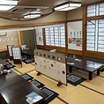 お子様連れや大人数の宴会に最適な広々としたお座敷。靴を脱いで足を伸ばせば、まるで自宅にいるような開放感に包まれます。木の温もりを感じる空間で、自慢の鍋料理や大皿料理を囲み、賑やかに団らんのひとときをお過ごしください。