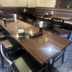 宴会に最適なレイアウト自在のテーブル席をご用意しております。少人数から大人数まで、どんな規模のパーティーにも柔軟に対応いたします。