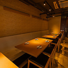 にぎやかな集まりや大切な記念日に最適な席です。ゆったりとしたスペースで、周囲を気にせずリラックスできるため、会話も自然と盛り上がります。和の趣ある落ち着いた雰囲気が居心地良く、旬の食材を使った料理と厳選したお酒が、皆さまの特別な時間を彩ります。ご希望に応じて細やかな対応もいたしますので安心です。