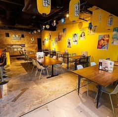 イエローの壁にずらりと並ぶポスターやモダンなインテリアと提灯が融合した、おしゃれで居心地の良い空間です。広めのテーブル席は、ついつい会話も弾むお席です。お仕事帰りのサク飲みはもちろん、女子会や気心の知れた友人との集まりにぴったりです。