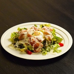 生ハムと温玉のシーザーサラダ