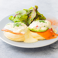 はちみつドレッシングのエッグベネディクトパンケーキ