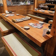 広々としたオシャレで温もりを感じられる店内