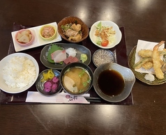 お昼はリーズナブルでボリューム満点の定食メニュー