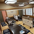 「やっぱり畳は落ち着く」という方に。長居したくなる心地よさが自慢のお座敷席は、親睦を深める飲み会にぴったりです。周囲を気にせず、ゆったりと流れる時間の中で、厳選された地酒と旬の味覚を心ゆくまでご堪能いただけます。