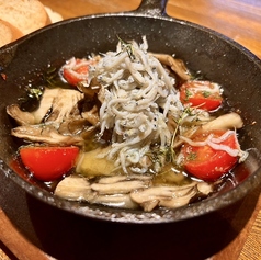しらすとキノコのアヒージョ