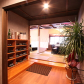 2階は広々とした畳の空間で、ゆったりとくつろげる和の雰囲気。貸し切りも可能で、宴会や特別な集まりに最適な人気スペースです◎