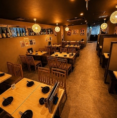 和の趣き溢れる店内は大人の為の落ち着いた雰囲気となっております。2名様~22名様までご利用可能なテーブル席は横浜での接待や女子会、合コンなど各種宴会に最適なプライベート個室空間♪お得な宴会コースプランもご予算に合わせて3500円~ご用意。
