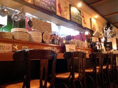 毎日楽しい会話が弾む人気のカウンターお一人さまでも安心です