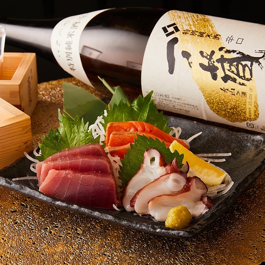 市場直送の新鮮なその日おすすめの鮮魚をご提供します。三点盛りと五点盛りをご用意しております。