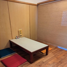 4名様掛けの半個室を1卓ご用意しております。周囲の視線を気にせず、適度なプライベート感を楽しめる人気の空間です。女子会や少人数での飲み会、大切な方とのビジネスシーンなど、様々な用途に最適。落ち着いた雰囲気のなかで、当店自慢のお料理とお酒を囲みながら、特別なひとときをごゆっくりお過ごしください。