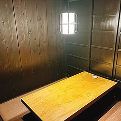 店内には、開放感とプライベート感を両立した使い勝手の良い半個室席をご用意しております。最大6名様までご着席可能ですので、お仕事仲間とのちょっとしたお集まりや、ワイワイ楽しみたい女子会などのシーンにぴったり。程よい仕切りがある落ち着いた空間で、絶品のお料理と共にリラックスした時間をお楽しみください。