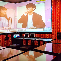 大型のスクリーンを導入しているお部屋もございます♪