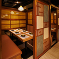 木の温もりを感じる落ち着いた雰囲気の4~6名様向けテーブル個室。気の合う仲間との飲み会や女子会、家族での食事にも最適です。程よい距離感で会話が弾み、ゆったりと寛げる空間設計。照明の柔らかな灯りが心地よく、食事とともに穏やかな時間をお過ごしいただけます。