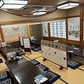仕切りを外せば大規模な宴会にも対応可能な柔軟なお座敷。全員の顔が見渡せる一体感は、お座敷ならではの魅力です。活気あふれる店内の雰囲気を感じつつ、プライベートな空間も確保。大切な仲間との思い出作りにぜひご利用ください。