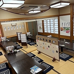 仕切りを外せば大規模な宴会にも対応可能な柔軟なお座敷。全員の顔が見渡せる一体感は、お座敷ならではの魅力です。活気あふれる店内の雰囲気を感じつつ、プライベートな空間も確保。大切な仲間との思い出作りにぜひご利用ください。