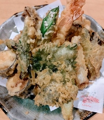 素材の旨みをサクッと楽しむこだわり天ぷらの写真