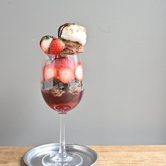 苺とクッキー&クリームのパフェの写真