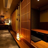 広々とした店内フロアは全体の貸し切りに対応しており、会社の打ち上げや同窓会、結婚式の二次会といった各種パーティーに最適です。まとまった人数でのご宴会でもお席の一体感を保ちながらワイワイと愉快な時間を共有していただけます。お得なコースプランも柔軟に承りますのでいつでもお気軽にご相談ください。