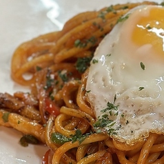 香ばしナポリタン目玉焼きのせ