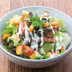 カリカリベーコンとチーズクルトンのサラダ／チョレギサラダ　各