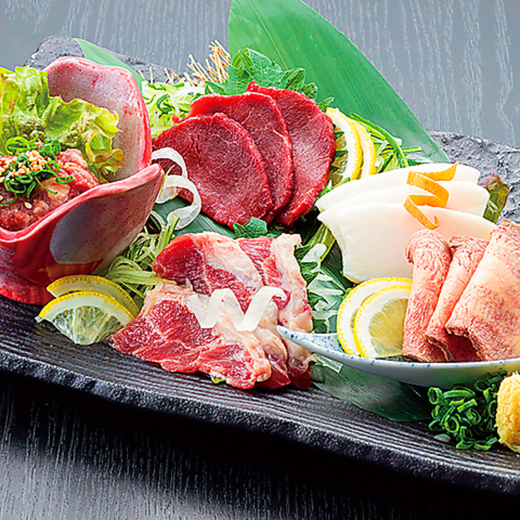 九州を代表する料理といえば、やっぱり外せないのが馬刺し！！