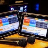 みんなで盛り上がろう！定番のカラオケで歌って楽しもう♪時間内いつでも利用可能なカラオケ設備も完備。大切な仲間と飲んで歌って一体感を高めたり、主役へのサプライズソングで感動を演出したり。楽しみ方は無限大！結婚式二次会や打ち上げなど、あらゆるシーンを最高潮に盛り上げます。