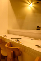 落ち着いた雰囲気でお食事を楽しめる、大人の隠れ家。