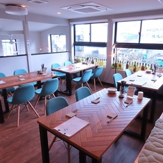 光が差し込むリラックスした雰囲気の店内。4名掛けのテーブル席は、女子会など様々なシーンにご利用ください!