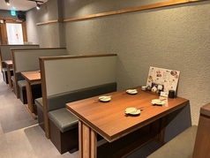 ゆったりと過ごせるテーブル席は、普段のお食事からご友人との飲み会、会社帰りのお集まりまで幅広いシーンに対応。落ち着いた雰囲気の店内で、こだわりの炭火焼きや新鮮な魚料理をゆっくりお楽しみいただけます。少人数でも利用しやすく、気軽に立ち寄れる居心地の良さも魅力です。