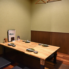 ゆったり掘りごたつ席で、くつろぎのひとときを。平日は静かに過ごせる穴場時間。喫煙OKの個室風空間で、仲間と語らう夜にぴったりです。