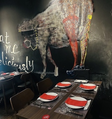 2名様～様々な人数でご利用可能な広々としたテーブル席をご用意しております。基本的には4人掛けのお席ですが、お席の移動も場合によっては可能です。お気軽にご相談ください♪