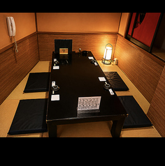 【2階個室座敷|4名様/喫煙】4名様までご利用可能なお座敷の個室席です。周囲を気にせずゆったりと寛げる空間はご友人とのお食事や少人数での宴会にも最適。