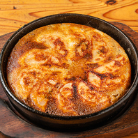 ひとつひとつ手包みの鉄鍋餃子と麻辣湯が自慢！