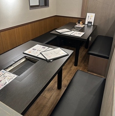 4名掛けテーブル×５。全てベンチシートとなっております