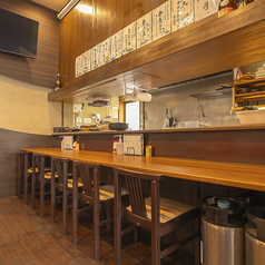 全7席のカウンターは、お一人様でも気兼ねなく過ごせる特等席。調理のライブ感を間近で楽しみながら、自分だけの贅沢なひとときを。仕事帰りの一杯はもちろん、日常を忘れてゆっくりと自分を癒やすご褒美タイムにも最適です。スタッフとの程よい距離感も心地よく、初めての方でも安心して寛げる空間をご用意しております。