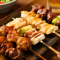 鳥レバー、はつ(心臓)など焼き鶏1本110円～ ◎