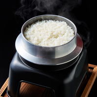 お肉の美味さを倍増！ふっくらつやつやの「釜炊きご飯」