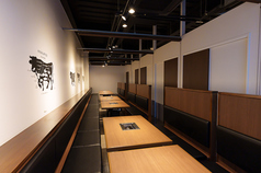 少人数でのご宴会や、ビジネスシーンのご会食に最適な広々とした半個室です。厳選和牛を味わいながら、有意義な時間をお過ごしください。