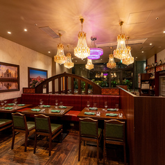 木目調のテーブルが並ぶ店内は、落ち着いた雰囲気と温かみを感じられる空間です。お料理を美しく引き立てる設えで、カジュアルながら上質なひとときを演出します。少人数での食事や友人との集まりにも最適で、居心地の良さと食事の楽しさを同時に体感いただけます。