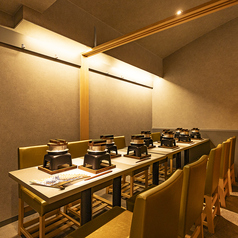 【優美な襖絵が彩る個室】松の絵柄が施された格式高い襖で仕切られた空間。上質な和の美意識が息づく完全個室で、大切な方との語らいをお愉しみください。プライベートな会食に最適です。