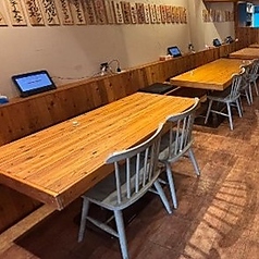 お料理やドリンクが並んでも慌てる心配のない、大きなテーブル席で焼肉♪ご家族での食事にも重宝するお席です。育ち盛りのお子様には「豚トロ」や「大ライス」がイチオシです。焼き上げたお肉で丼を作ることもできます◎また、キムチやトッピングのラインナップも豊富なので、味変やお好みカスタムも自在にお楽しみ下さい！