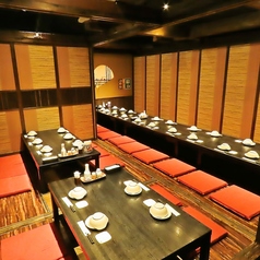 【30名様向け完全個室】掘りごたつタイプのお席は足をおろしてゆったりおくつろぎ頂けます!女子会・合コン・仲間との飲み会・会社宴会…様々なシーンでご利用頂けます!嬉しい飲み放題付コースもございます。駅近でアクセス抜群、集合も解散も容易となっております。お台場で飲み会するなら是非当店へ!