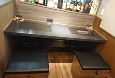 カウンター2席。それぞれ固定式のため動かせません