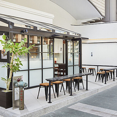 ふらっと立ち寄りやすい、カジュアルな雰囲気の席です◎テイクアウトを待つ間や、短時間の休憩にも最適♪