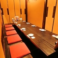 【10～12名様向け完全個室】大人数でまったり！掘りごたつタイプのお席は足をおろしてゆったりおくつろぎ頂けます！お得な飲み放題付宴会コースはリーズナブルなコースから豪華内容のコースまで様々なシーンに合わせて豊富にご用意しております。各種ご宴会に◎ご予約・ご相談もお気軽にお問い合わせくださいませ。