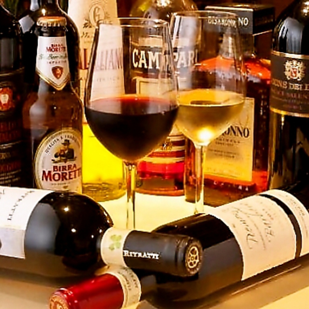 世界の厳選ワインを豊富に取り揃えています。ワインに合うイタリアン料理と共にお楽しみ下さい♪